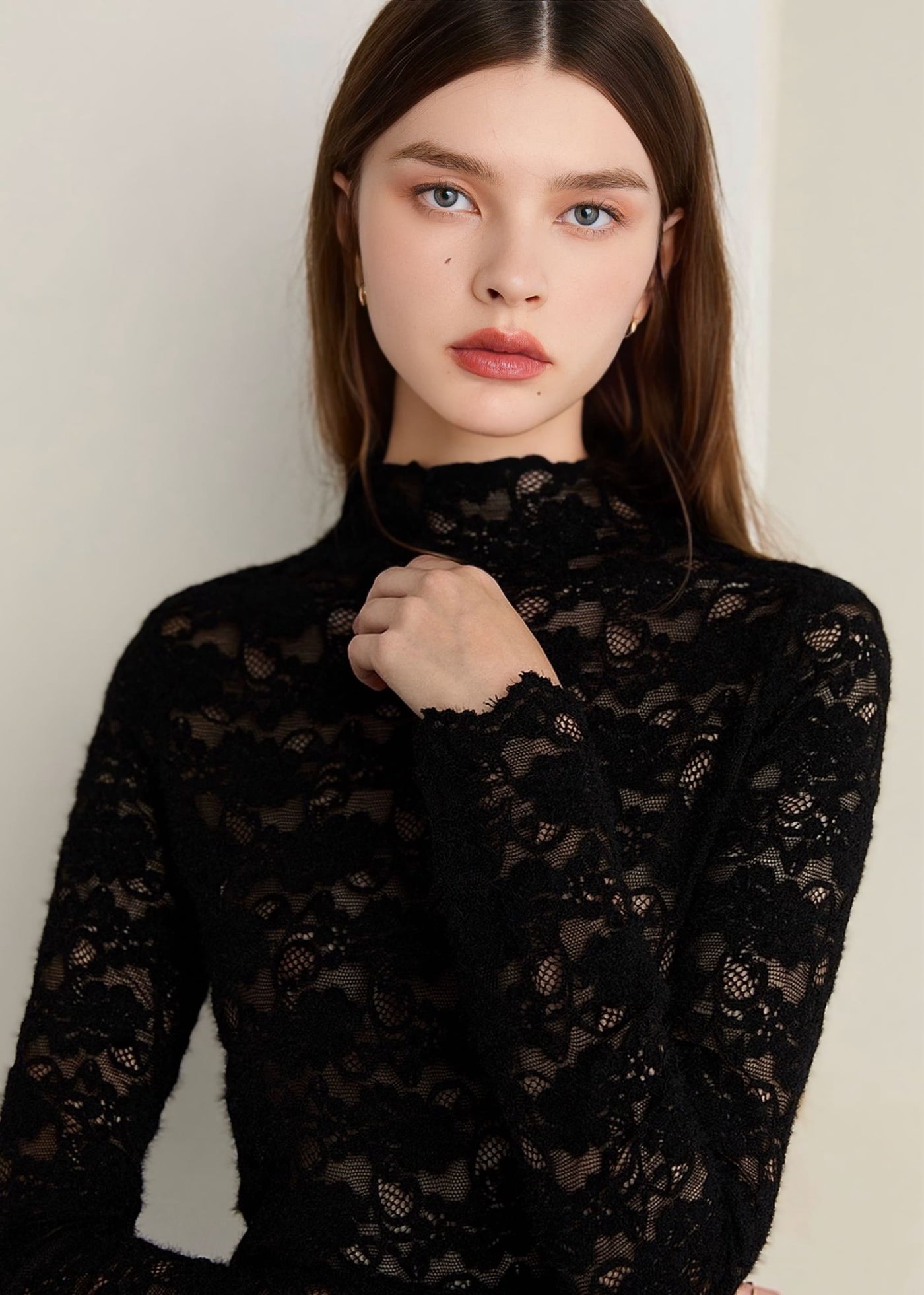 シアーカットアウトレーストップス