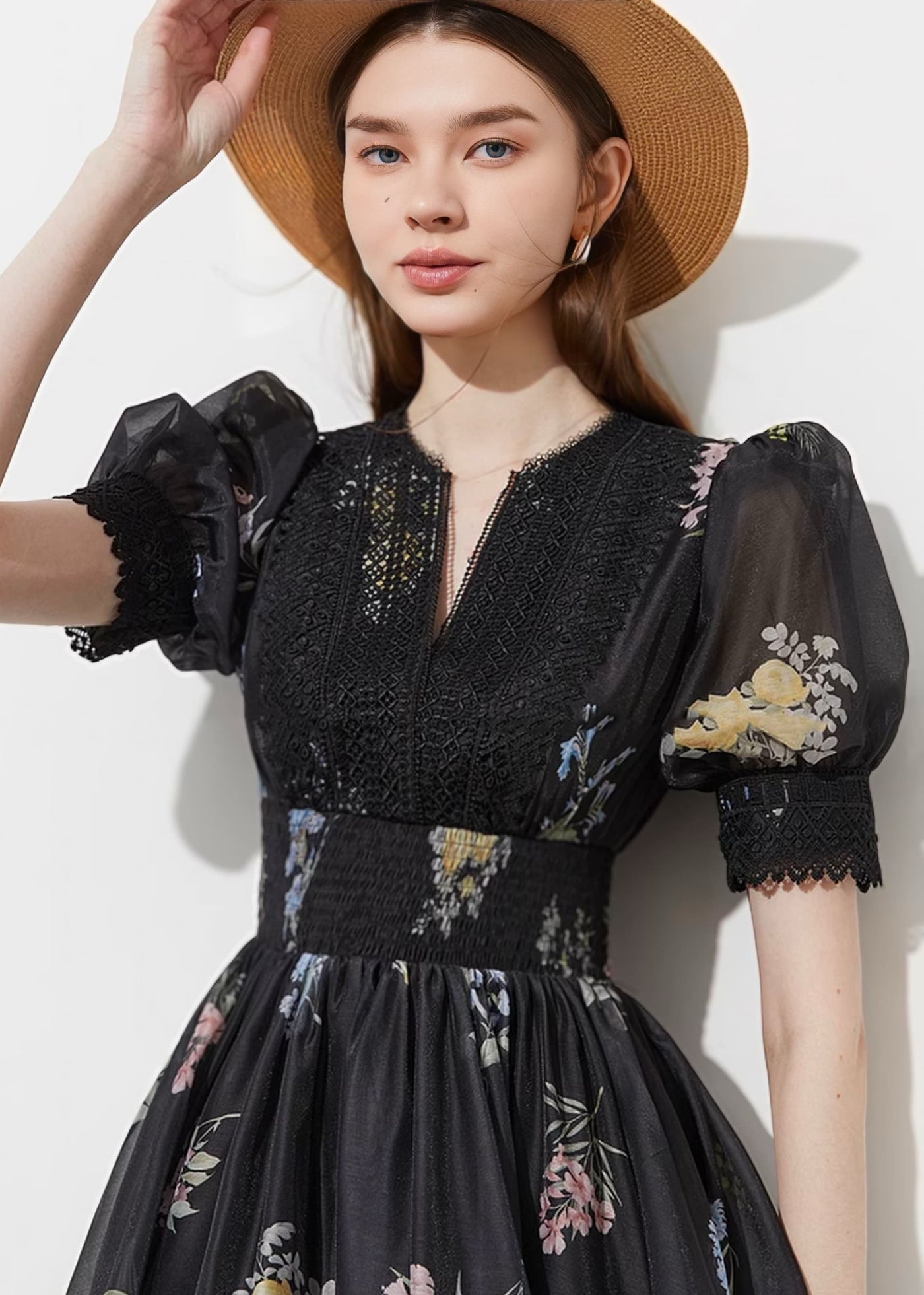フローラル刺繍ミニドレス
